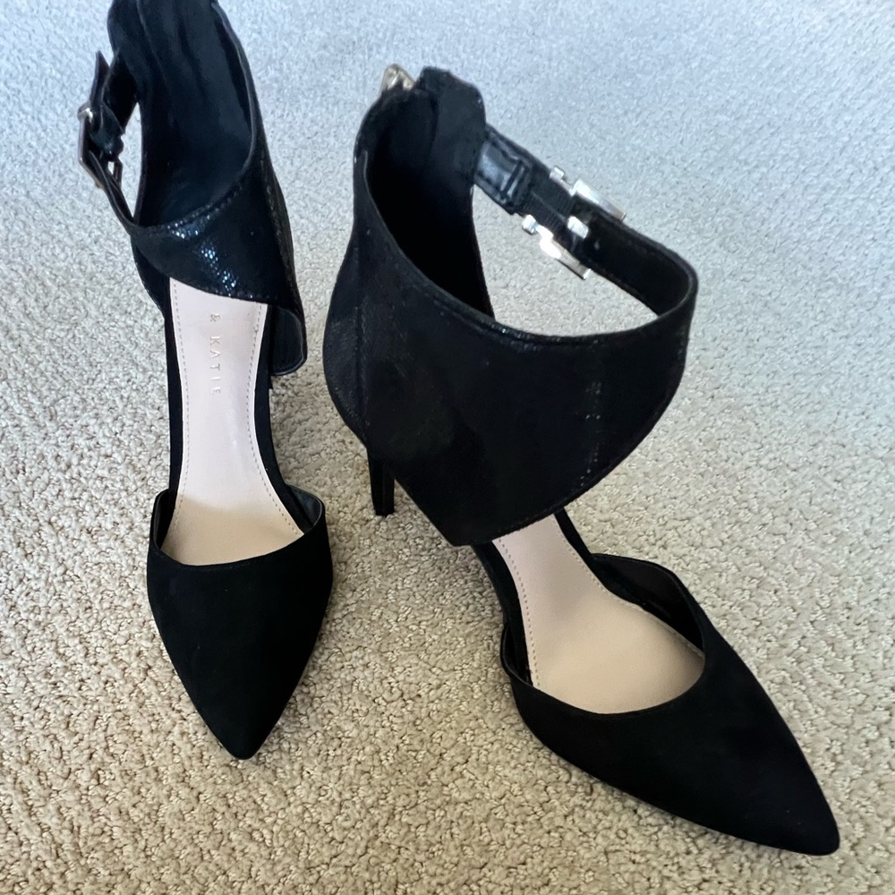 KELLY & KATIE WINTER HEELS  (w/Suede)  SIZE: 8 M         BLACK        ***NWOT***